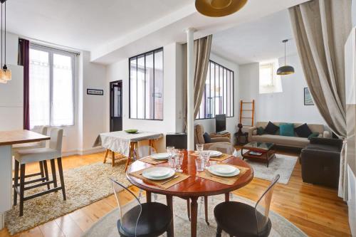 un salon avec une table et des chaises dans l'établissement Apartment in le marais, à Paris