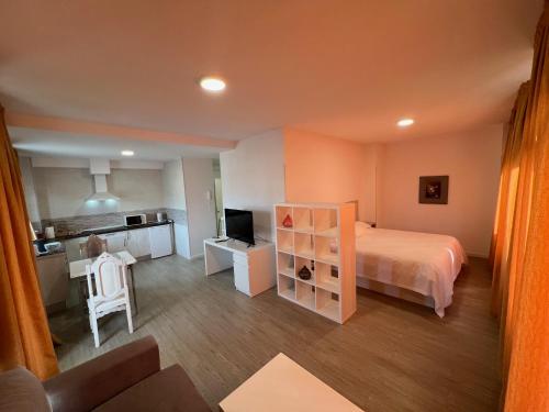 Ένα ή περισσότερα κρεβάτια σε δωμάτιο στο Apartamentos Sanjuan