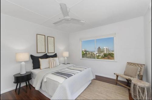 Postel nebo postele na pokoji v ubytování 3 bdrm Home in City Heart