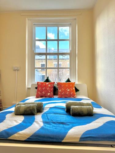 a large bed in a room with a window at London Bridge 1-Bedroom Douglas building Entire Apartments in London