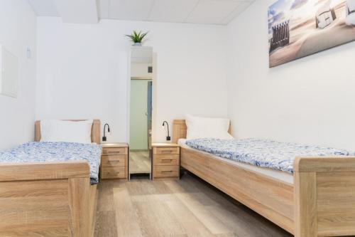Postel nebo postele na pokoji v ubytování Private room #5 with 2 beds, ground floor, AC, only 2min to RAB