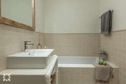 ein Badezimmer mit Waschbecken und Badewanne in der Unterkunft Villa Bella Primavera by Abahana Villas in Benissa