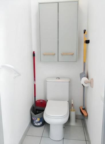 La salle de bains est pourvue de toilettes blanches et d'une armoire. dans l'établissement Appartement confortable à Fréjus, 35 m² avec balcon agréable, à Fréjus