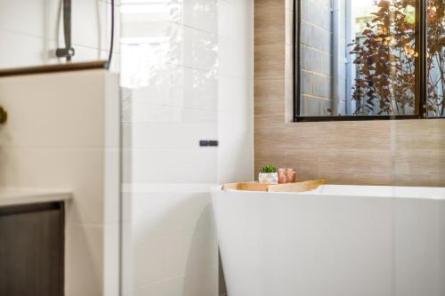 a bathroom with a shower with a sink and a mirror at Amberton Beachs Little Paradise By Swan Bnb in Alkimos