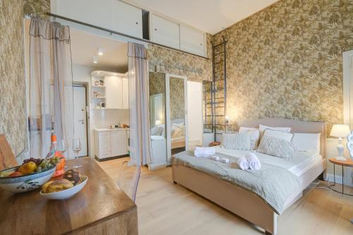 une chambre avec un grand lit et une table dans l'établissement Casamare Sea View - Happy Rentals, à Menton