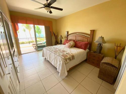 Un dormitorio con una cama con almohadas rojas y una ventana. en Playa Royale Home by the Sea, en Nuevo Vallarta 