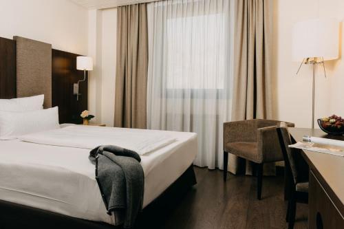 Postel nebo postele na pokoji v ubytování Hotel Forsthaus Nürnberg Fürth