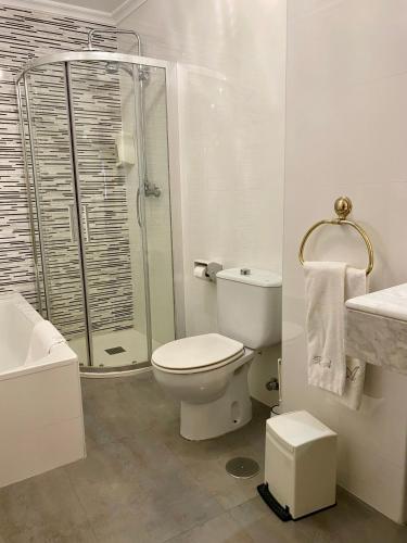 Bilik mandi di Hotel Aranda