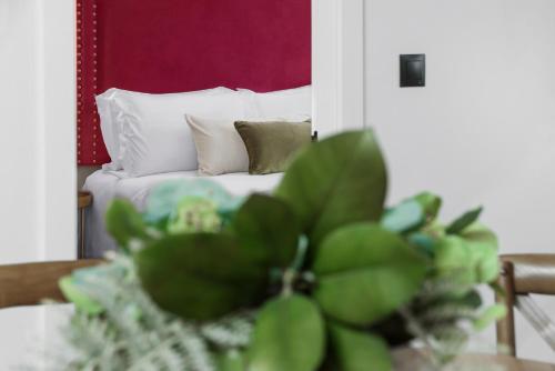 a room with a couch and a table with a plant at Hotel Aptos Alejandra Home by Maxi Hoteles in Granada