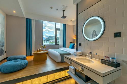 Postel nebo postele na pokoji v ubytování Lijiang MΛISON Hotel