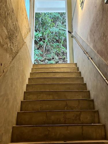a set of stairs leading up to a window at 真鶴町ペットと泊まれてBBQも可能落ち着く和モダンルームapartment Hotel途乃中 in Manazuru