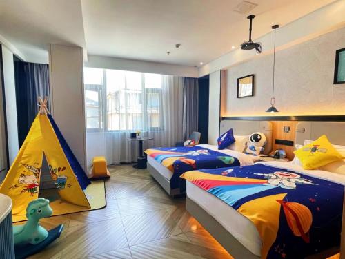 Postel nebo postele na pokoji v ubytování Lijiang MΛISON Hotel