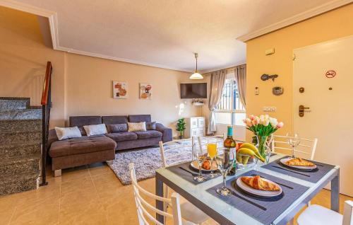 Posezení v ubytování 3 Bedroom Amazing Home In Orihuela Costa