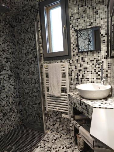 La salle de bains est pourvue d'un lavabo et d'une douche. dans l'établissement 4EGA41 Superbe F3 en duplex rénové - centre ville, à Collioure