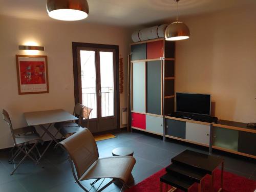 Televízia a/alebo spoločenská miestnosť v ubytovaní 4EGA41 Superbe F3 en duplex rénové - centre ville