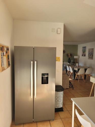 - un réfrigérateur en acier inoxydable dans le salon dans l'établissement Maison individuelle 90m2 avec véranda et piscine, à Roquemaure