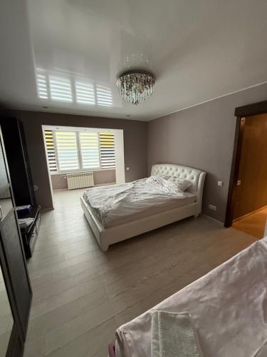 Un dormitorio con una cama y una lámpara de araña. en Rakvere Apartments, en Narva
