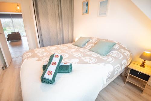 une petite chambre avec un lit dans une pièce dans l'établissement Beau T3 Centre-ville & Plage à pied par Groom, à Larmor-Plage