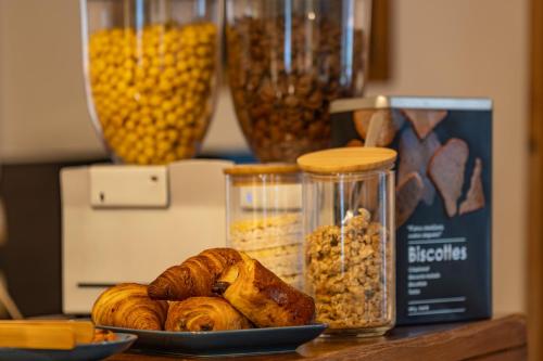 a table with a plate of bread and a jar of nuts at L'Interlude in Mons