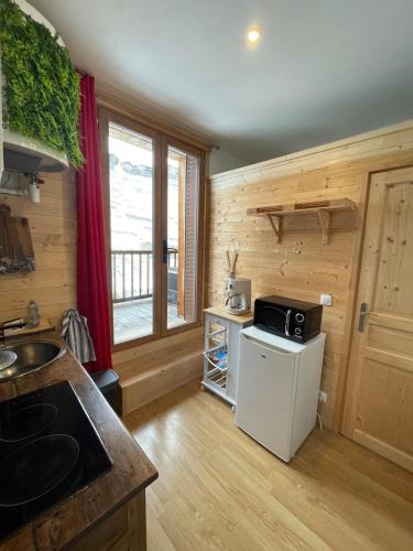 La cuisine est équipée d'un petit réfrigérateur et d'un four micro-ondes. dans l'établissement Studio Cosy Saint-Véran, à Saint-Véran