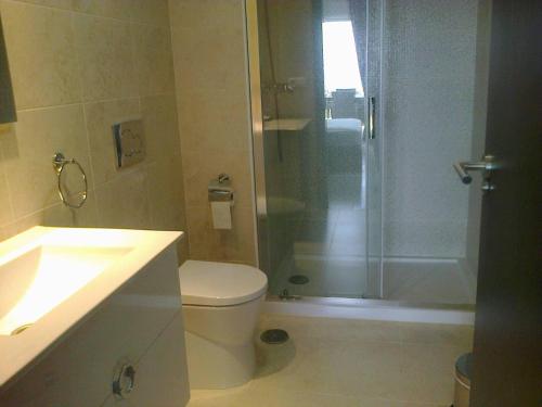 a bathroom with a shower and a toilet and a sink at Lujoso apartamento con vistas al mar R61 by Novadesta in Puerto Marino