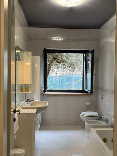 Bilik mandi di -20 Min To Garda Lake- Discover Your Peaceful Heaven