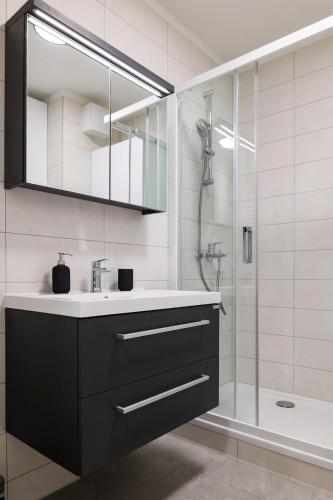 Elegance & Cozy by HOME Apartments, FREE Parking