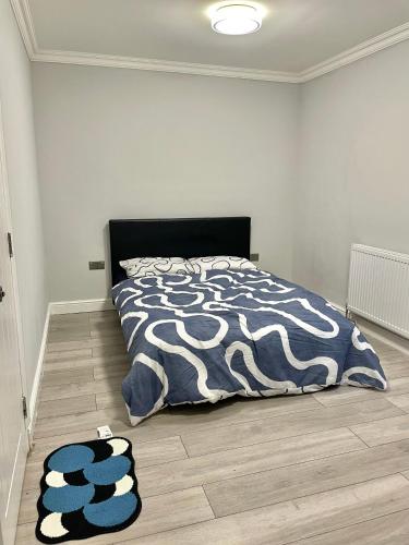 ColindaleにあるDouble Room in Colindale With Shared Bathroomのベッドルーム1室(ベッド1台付)、床に敷物2枚が備わります。
