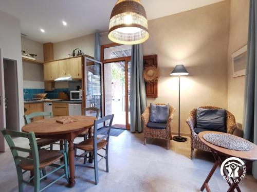a kitchen and dining room with a table and chairs at Domaine de Stony - Eco-Gîtes et Vignoble in La Peyrade