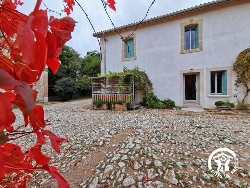 a stone driveway in front of a house at Domaine de Stony - Eco-Gîtes et Vignoble in La Peyrade