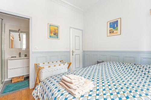 une chambre avec un lit, un lavabo et un miroir dans l'établissement Refurbished Haussmannian apartment, à Paris