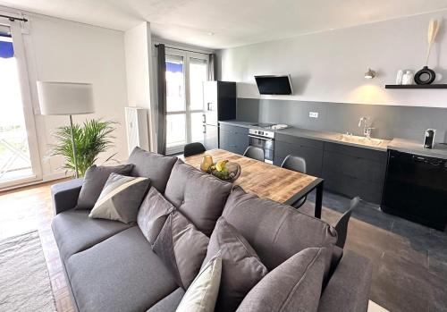 un salon avec un canapé et une table dans l'établissement Le carré Dijonnais - Spacious & parking included, à Dijon