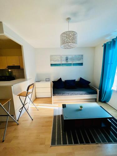 un salon avec un canapé et une table dans l'établissement Stylish apartment a stone's throw from Disneyland Paris, à Serris