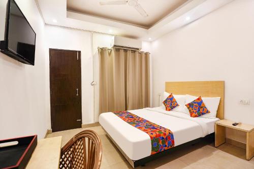 Katil atau katil-katil dalam bilik di Hotel Prime Inn - Nr Prayagraj Railway Station