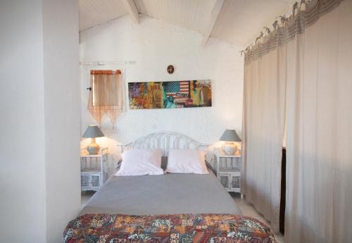 une chambre avec un lit avec deux oreillers dans l'établissement Duplex, à Grosseto-Prugna