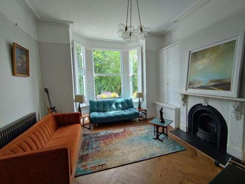 a living room with a couch and a fireplace at Peaceful flat in London