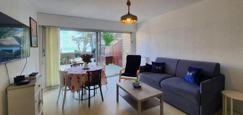 un salon avec un canapé et une table dans l'établissement Appartement Reve Marin, à Saint-Pierre-Quiberon