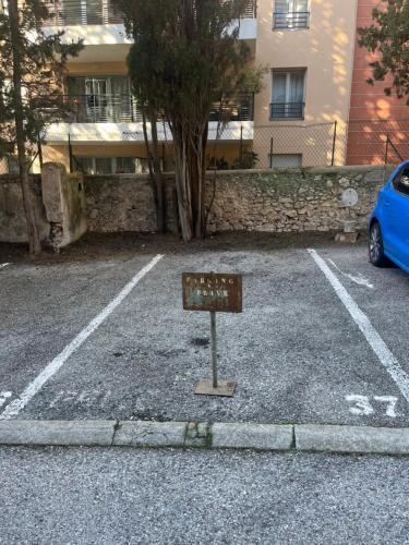 a sign in the middle of a parking lot at Petit deux pièces avec piscine in Vallauris