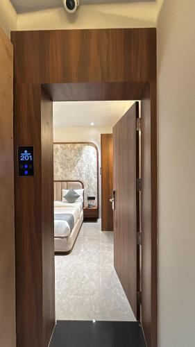 Ένα ή περισσότερα κρεβάτια σε δωμάτιο στο Hotel Royal Retreat