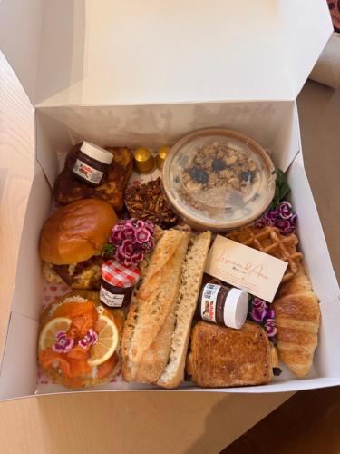 eine weiße Schachtel gefüllt mit verschiedenen Arten von Lebensmitteln in der Unterkunft Florella Croisette Apartment in Cannes