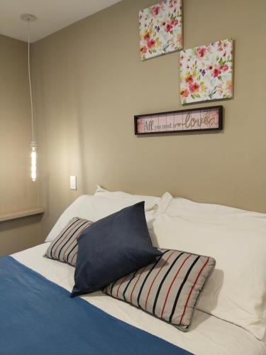 Ένα ή περισσότερα κρεβάτια σε δωμάτιο στο Comoda Suite 1619