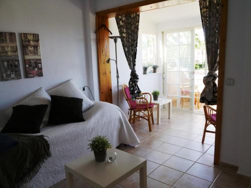 una camera da letto con un letto e un soggiorno di Preciosa casa con terraza y piscina R64 by Novadesta a Gran Alacant
