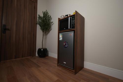 a microwave oven sitting on top of a refrigerator at Nma a Residences 2 in Riyadh