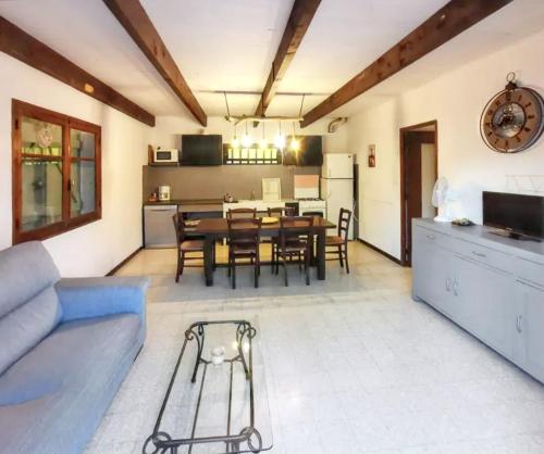 Photo de la galerie de l'établissement Maison paisible à Bauduen avec terrasse et vue sur jardin, à Bauduen