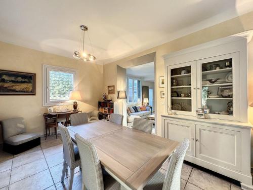 une salle à manger avec une table et des chaises en bois dans l'établissement 3-Bedroom house with terrace 5 minutes walking from La Croisette, à Cannes