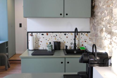 une cuisine avec un évier et un plan de travail dans l'établissement TheStudioFamily, à Dijon