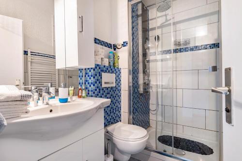 a bathroom with a toilet and a sink and a shower at Szafranzimmervermietung in Winnenden