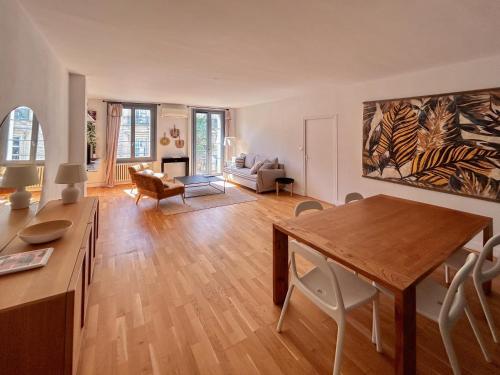 un salon avec une table et un canapé dans l'établissement Jeu De Paume, à Montpellier