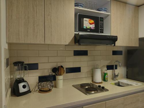 Η κουζίνα ή μικρή κουζίνα στο Comoda Suite 1619
