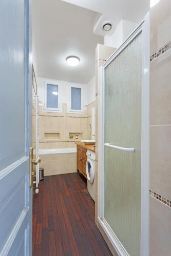 une salle de bain avec toilettes, lavabo et douche dans l'établissement Le Lu - Confortable, Central & Spacieux, à Nantes